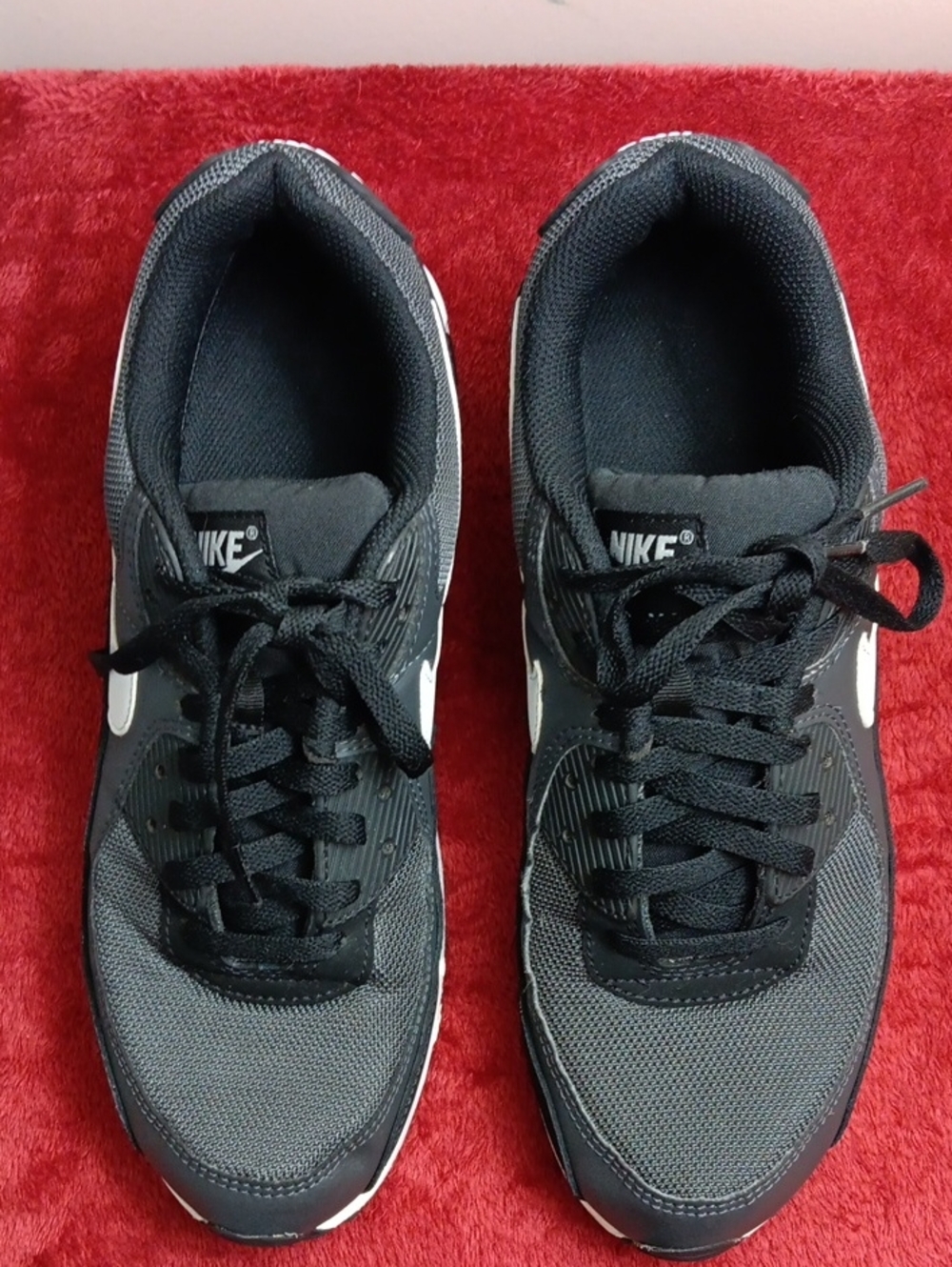 Nike Men’s Black and Gray Athletic Running Shoes - Picture 1 of 8